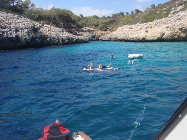 Flotando al lado del barco.jpg